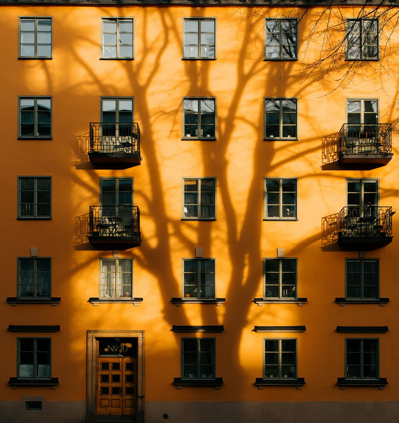 Flerbostadshus med balkonger i en svensk bostadsrättsförening